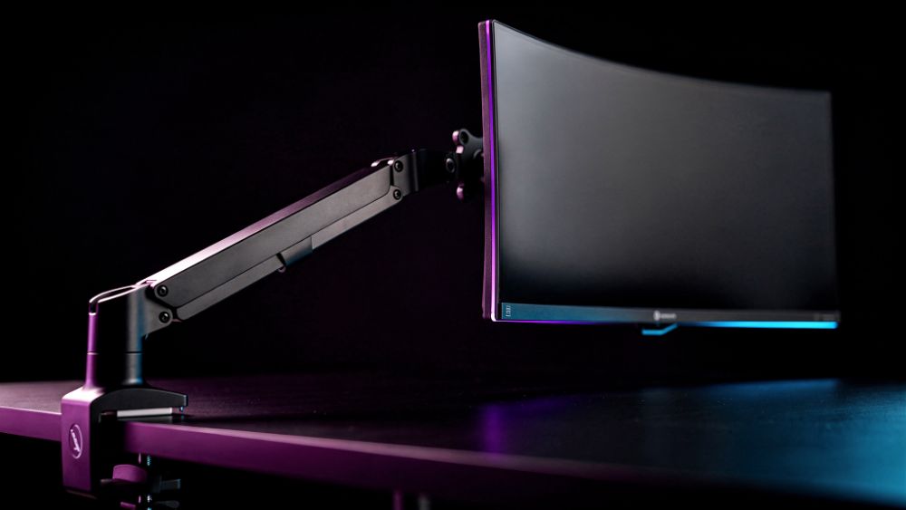 Braço articulado de monitor com iluminação RGB roxa e azul nas juntas, estilo Nerdesk