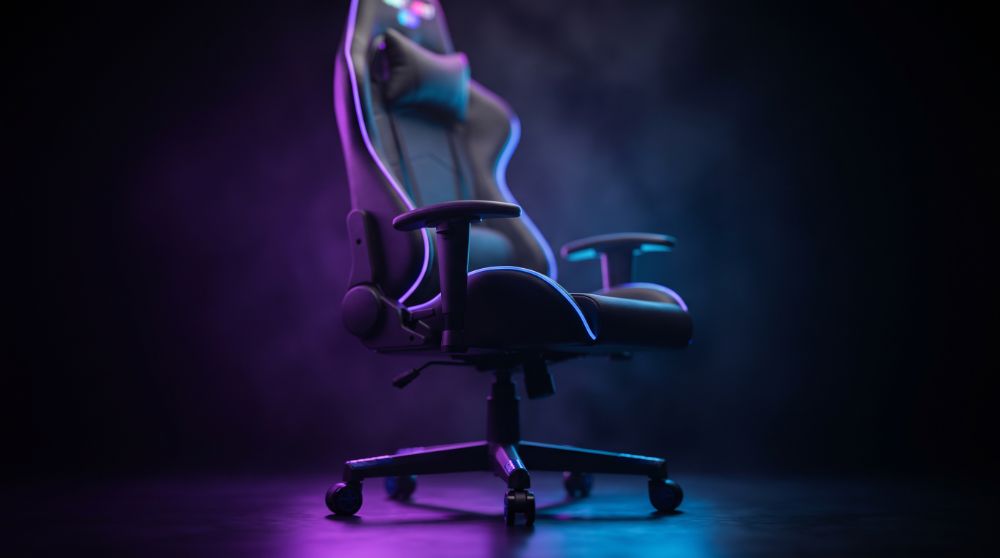 Cadeira ergonômica gamer com iluminação RGB roxa e azul, estilo Nerdesk