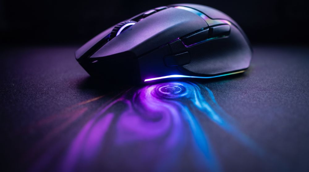 Mouse gamer com iluminação RGB roxa e azul, estilo Nerdesk