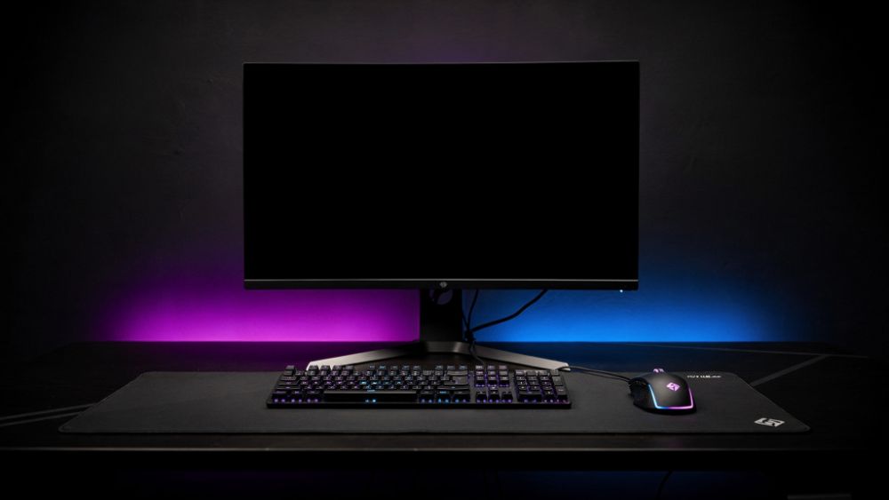 Estação de e-sports profissional com iluminação RGB roxa e azul, estilo Nerdesk