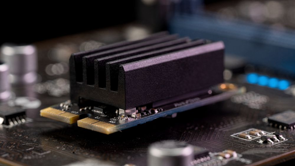 SSD NVMe M.2 com dissipador em macro sobre placa-mãe, estilo Nerdesk