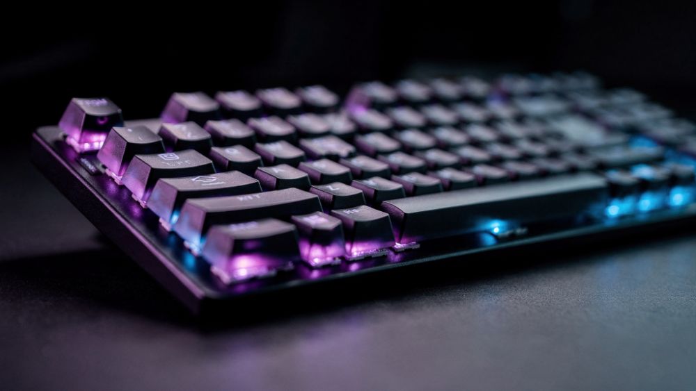Teclado mecânico com coluna de teclas macro e iluminação RGB roxa e azul, estilo Nerdesk