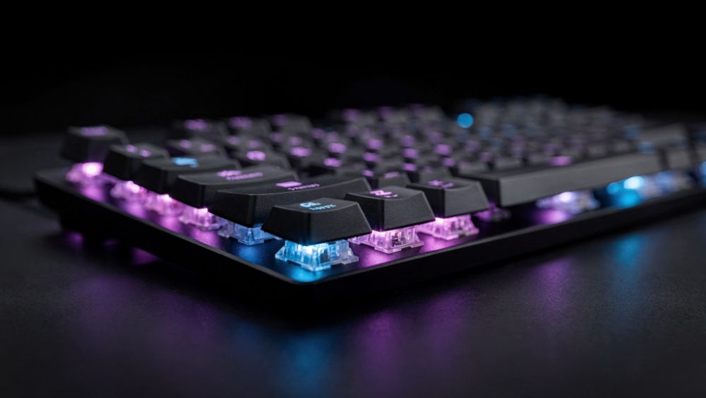 Teclado mecânico gamer com iluminação RGB roxa e azul, estilo Nerdesk